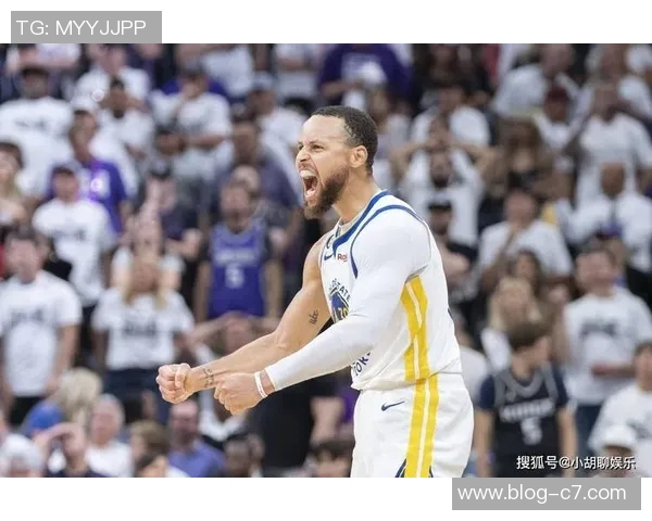 库里已下场邓恩依然保持警惕防守展现职业精神与团队意识