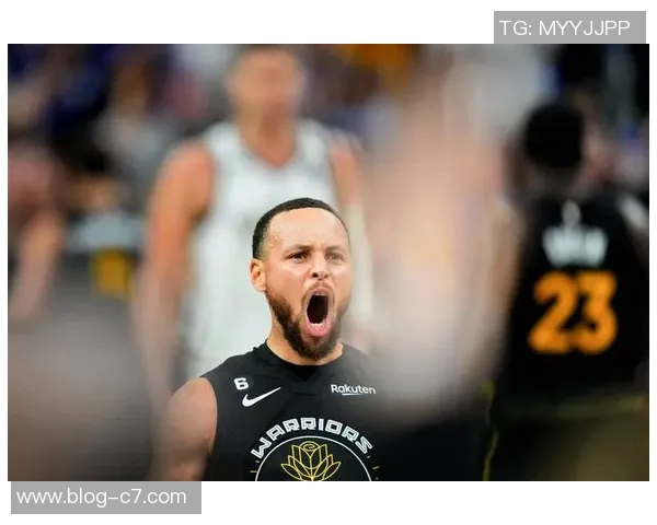 库里已下场邓恩依然保持警惕防守展现职业精神与团队意识