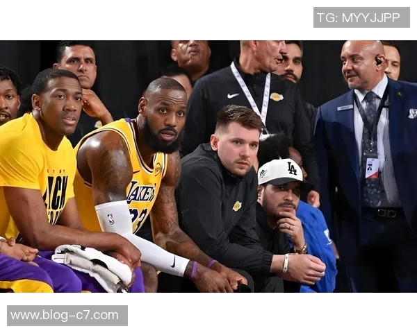 湖人半场落后开拓者10分詹姆斯贡献10分4篮板杨瀚森仍未登场